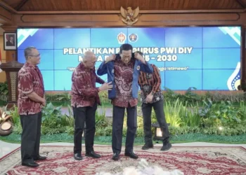 PWI Pusat Anugerahkan Anggota Kehormatan kepada Sri Sultan HB X