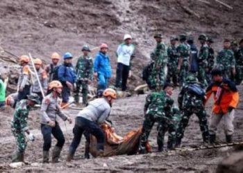 Tim SAR Kembali Serahkan Delapan Kantong Jenazah ke DVI