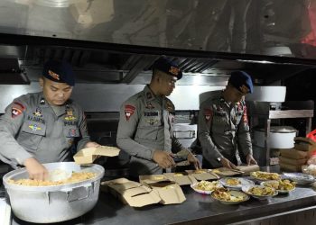 Brimob PMJ Dirikan Dapur Lapangan Bantu Warga Terdampak Banjir di Jakut
