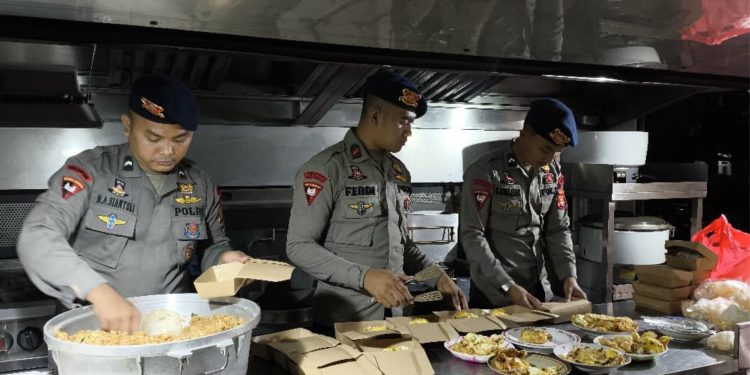 Brimob PMJ Dirikan Dapur Lapangan Bantu Warga Terdampak Banjir di Jakut