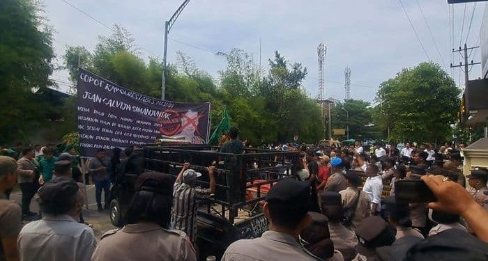 Kapolrestabes Medan Didemo Pro dan Kontra