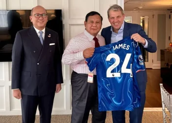 Prabowo Terima Jersey Chelsea Bertandatangan Reece James