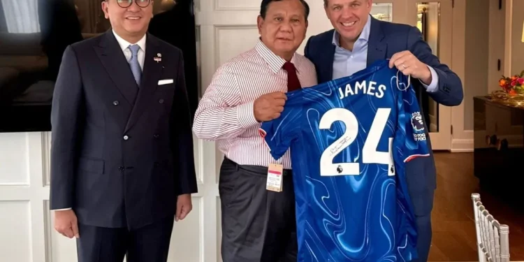Prabowo Terima Jersey Chelsea Bertandatangan Reece James