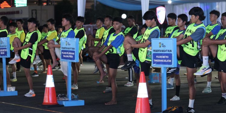 Meriahnya Lomba Lari Malam di Markas Polda Metro Jaya