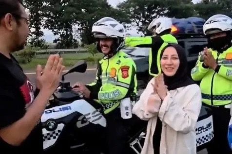 Tertinggal di Rest Area, Pemudik Asal Indramayu Diselamatkan Polisi