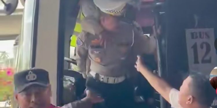 Salut! Kasat Lantas Gendong Jemaah Haji