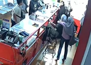 Seorang Wanita Piting leher dan Todongkan Sajam ke Karyawan PS STore Medan