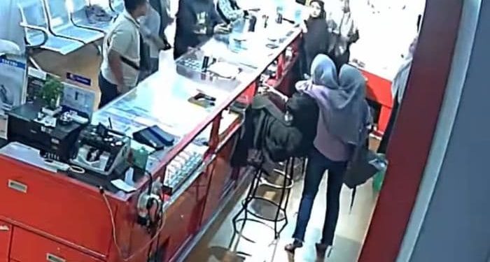 Seorang Wanita Piting leher dan Todongkan Sajam ke Karyawan PS STore Medan
