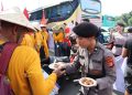 Polisi Bagikan Berbagai Makanan, Aksi Buruh Jadi Cair!
