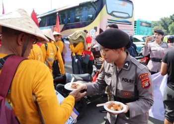 Polisi Bagikan Berbagai Makanan, Aksi Buruh Jadi Cair!