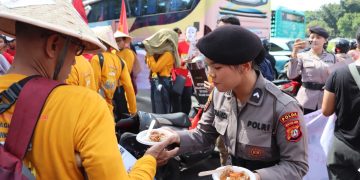 Polisi Bagikan Berbagai Makanan, Aksi Buruh Jadi Cair!