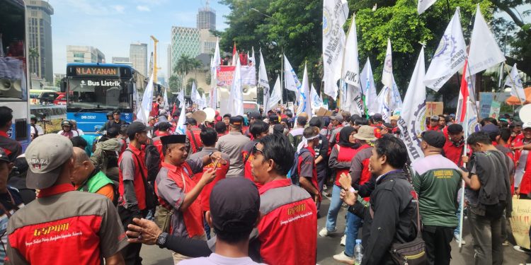 100 Buruh Datangi DPR/MPR dalam Rangka Mayday, Polisi Sambut dengan Humanis