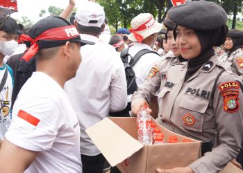 Polisi Bagikan Roti & Air Mineral ke Massa Aksi Guru Honorer di DPR