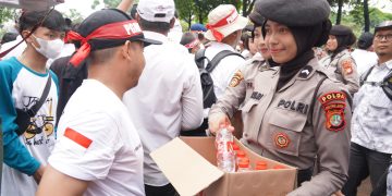 Polisi Bagikan Roti & Air Mineral ke Massa Aksi Guru Honorer di DPR