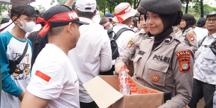 Polisi Bagikan Roti & Air Mineral ke Massa Aksi Guru Honorer di DPR