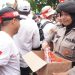 Polisi Bagikan Roti & Air Mineral ke Massa Aksi Guru Honorer di DPR