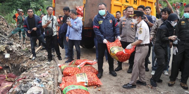Polri Musnahkan Ribuan Kilogram Bawang Impor Ilegal dari Jalur Tikus Perbatasan Malaysia