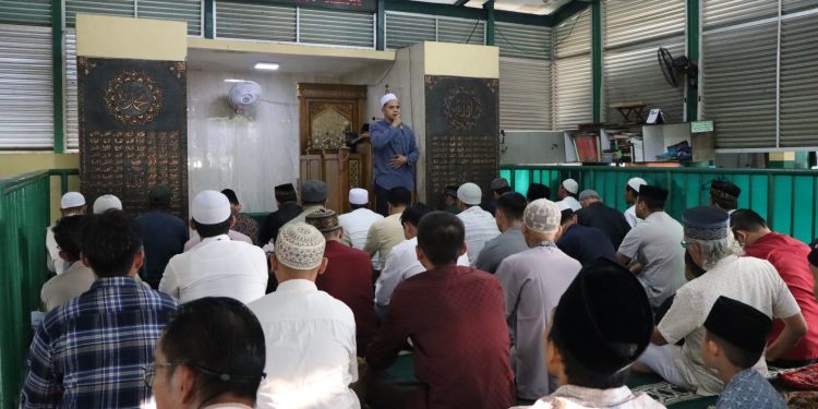 Polres Kepulauan Seribu Gelar Sholat Idul Adha dan Salurkan Hewan Kurban untuk Warga Pulau