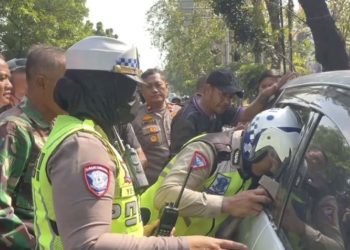 Sopir Mini Bus Tewas Dalam Mobil di Cengkareng