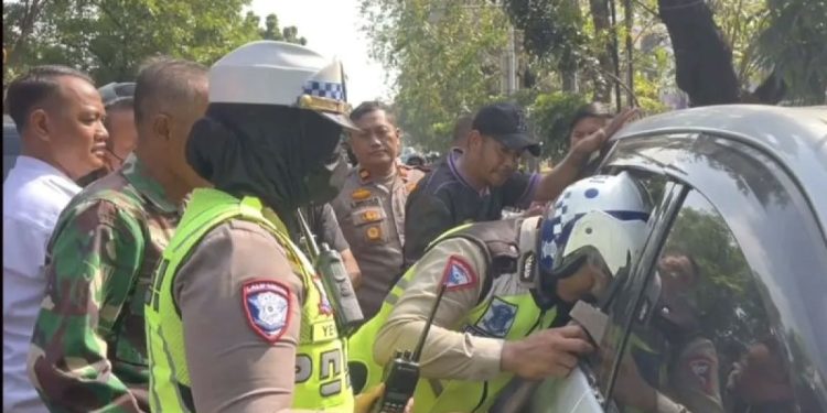Sopir Mini Bus Tewas Dalam Mobil di Cengkareng