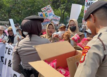 Polwan Negosiator PMJ Hadir Humanis Layani Peserta Aksi di Silang Monas Selatan