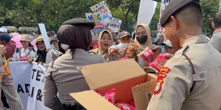 Polwan Negosiator PMJ Hadir Humanis Layani Peserta Aksi di Silang Monas Selatan