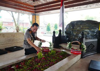 Jelang HUT Bhayangkara ke-80, Kapolri Ziarah ke Makam Mantan Presiden RI