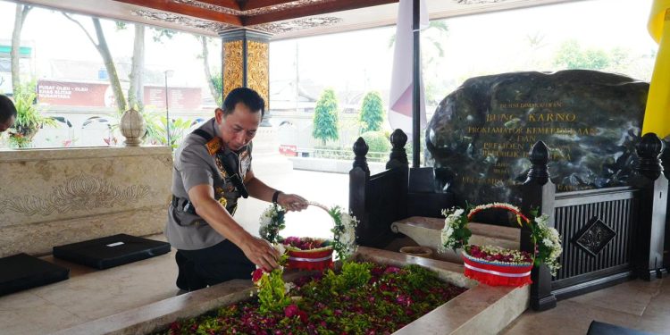 Jelang HUT Bhayangkara ke-80, Kapolri Ziarah ke Makam Mantan Presiden RI