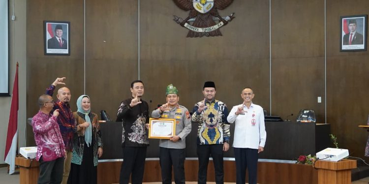 Polda Riau Raih Dua Penghargaan Keterbukaan Informasi Publik