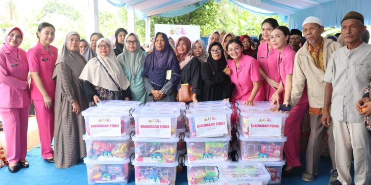 Bhayangkari Polda Metro Jaya Bagikan 750 Paket Sembako di Bojongsari