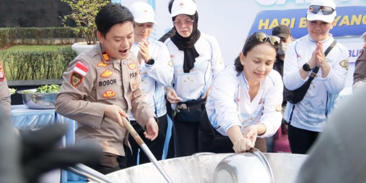 Bobon Santoso Sajikan Tongseng untuk Warga CfD