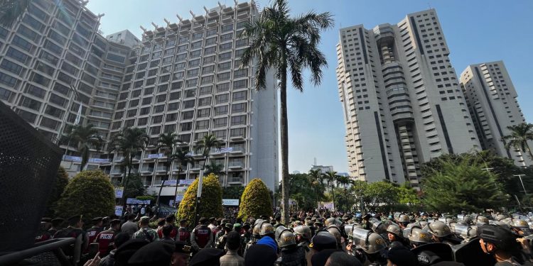 Eksekusi Hotel Sultan Ricuh, Polisi Amankan 69 Orang