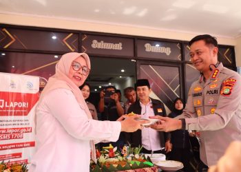 Direktur Siber PMJ Tasyakuran HUT Bhayangkara ke-80 Bersama Warga di Polsek Bekasi Barat