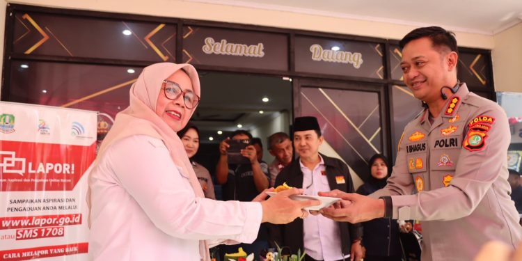Direktur Siber PMJ Tasyakuran HUT Bhayangkara ke-80 Bersama Warga di Polsek Bekasi Barat