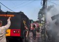 Brimob PMJ Bantu Padamkan 2 Kios Terbakar di Ciputat
