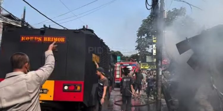Brimob PMJ Bantu Padamkan 2 Kios Terbakar di Ciputat