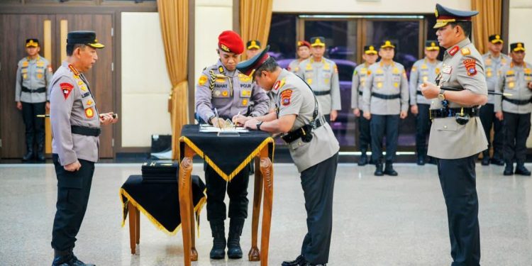 Kapolri Pimpin Pelantikan dan Sertijab Enam Kapolda
