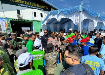 Hadir untuk Masyarakat, Polri Salurkan 80 Ton Pupuk Batu Bara ke Petani Riau