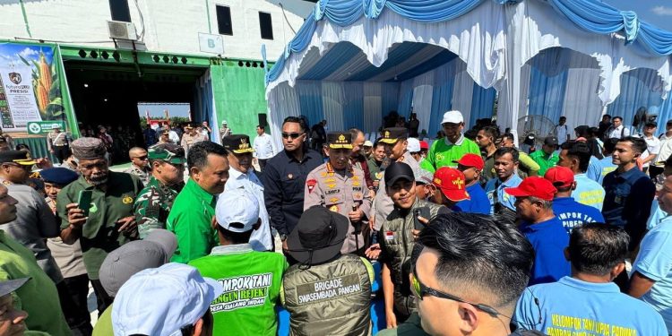 Hadir untuk Masyarakat, Polri Salurkan 80 Ton Pupuk Batu Bara ke Petani Riau