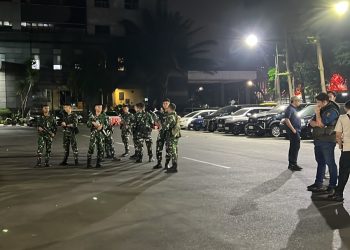 50 Pria Berambut Cepak Geruduk Polda Metro Jaya