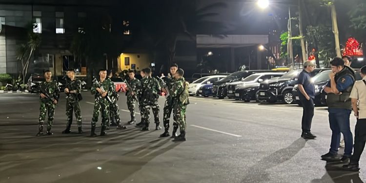 50 Pria Berambut Cepak Geruduk Polda Metro Jaya