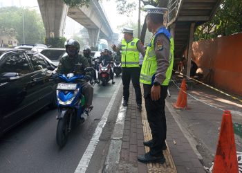 JPO Tendean Ditabrak Truk Alat Berat, Polisi Alihkan Arus Lalu Lintas
