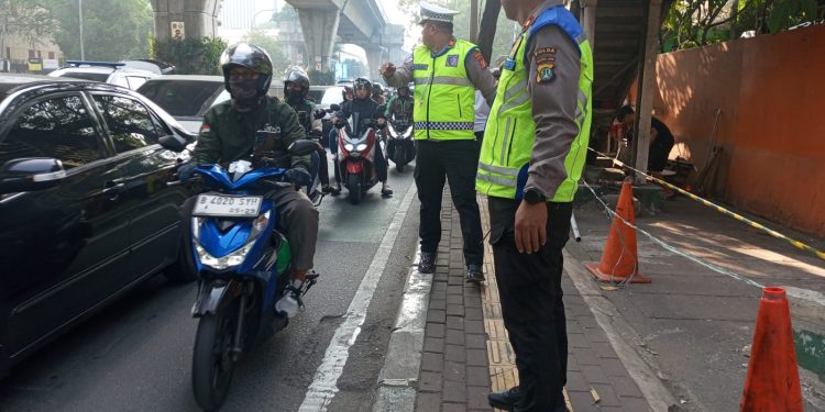 JPO Tendean Ditabrak Truk Alat Berat, Polisi Alihkan Arus Lalu Lintas