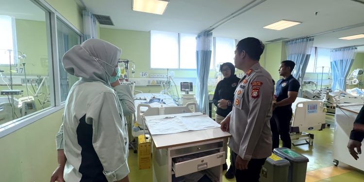 Kapolsek Tarumaja Jenguk Korban Kekerasan Anak di RS Koja