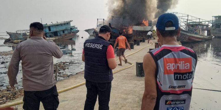 3 Kapal Terbakar di Dermaga Kaliadem Muara Angke