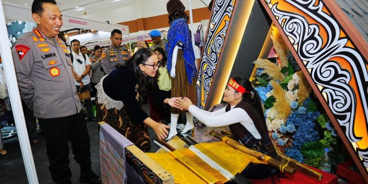 Didampingi Ketua Umum Bhayangkari, Kapolri Tinjau Bazar Kreasi Bhayangkari Nusantara 2026