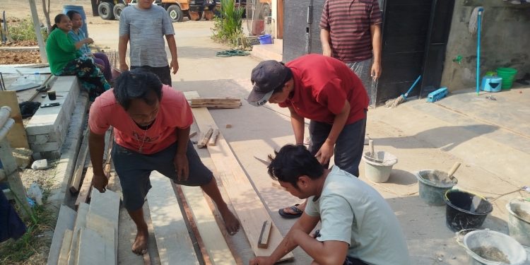 Warga MCR 2 Blok B7 Gelar Gotong Royong Bangun Pos Ronda