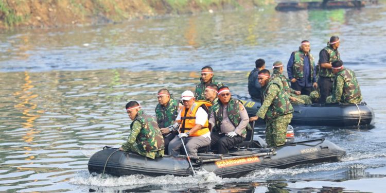 Pangdam & Kapolda Metro Jaya Bersih-Bersih Sungai di Kali Angke