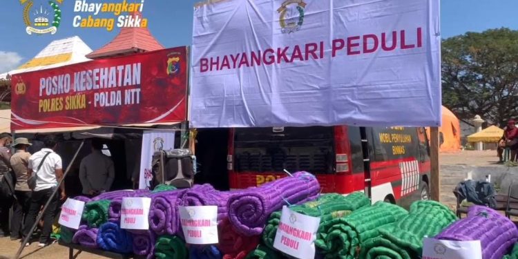 Bhayangkari dan Polda NTT Salurkan Dukungan bagi Pengungsi Gempa di Sikka