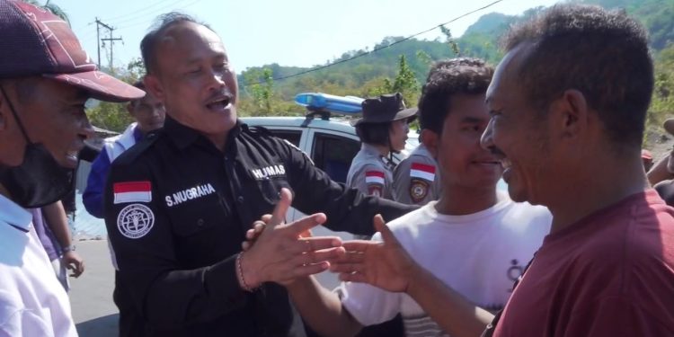Polisi Dengarkan Keluhan dan Redakan Kekecewaan Warga Terdampak Gempa NTT 
